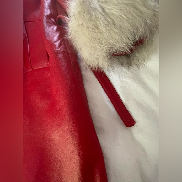 🍒 SOLD 🍒 VINTAGE • cherry red leather trench coat w cream fur collar and cuffs - Picture 8 of 15